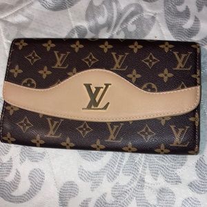 Louis vuttion hand purse